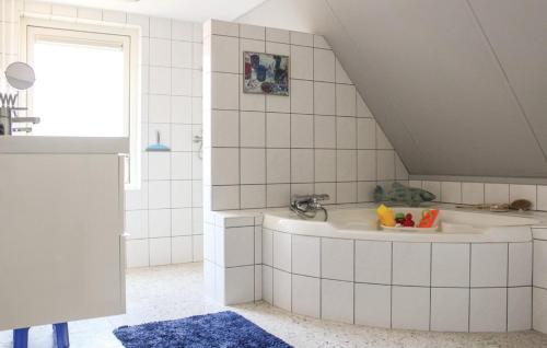 łazienka z wanną i umywalką w obiekcie Heerlijk Egmond w mieście Egmond aan den Hoef