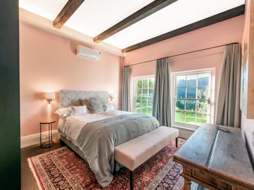 Llit o llits en una habitació de The Vineyard Cottage by L' Amitie Estate