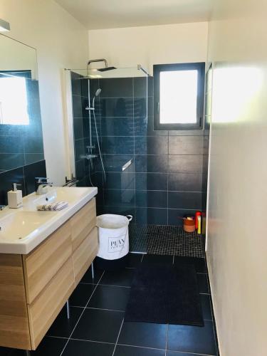 une salle de bain avec une baignoire, un lavabo et une douche dans l'établissement Villa Poggio, à Santa-Maria-Poggio