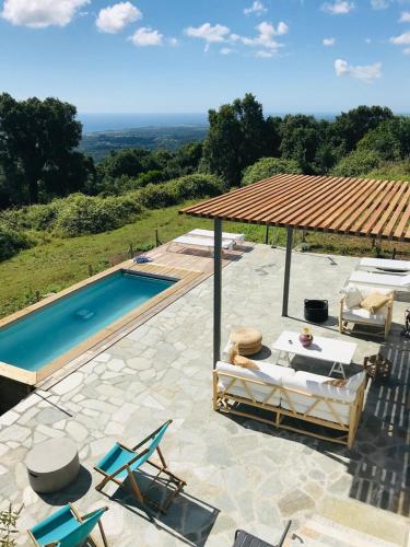 - une piscine avec des chaises et un kiosque à côté dans l'établissement Villa Poggio, à Santa-Maria-Poggio