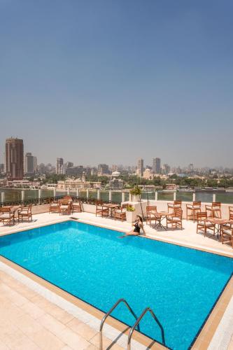 La alberca dentro o cerca de Kempinski Nile Hotel, Cairo