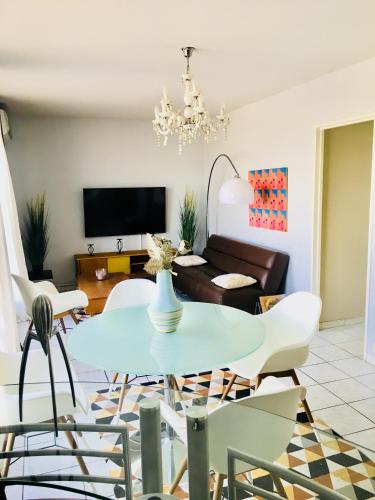 un salon avec une table et des chaises dans l'établissement Les hauteurs de la Capelette, à Marseille