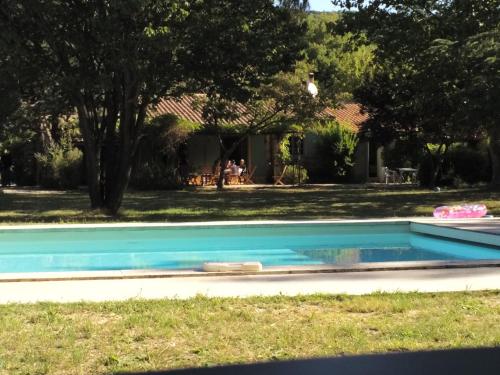 une piscine dans la cour d'une maison dans l'établissement Lou Vergié Maison Provencale au pied du Luberon, à Saint-Martin-de-Castillon