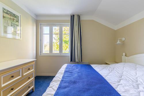 a bedroom with a bed and a window at Maison pour 6 - Piscine - Port Bourgenay in Talmont-Saint-Hilaire