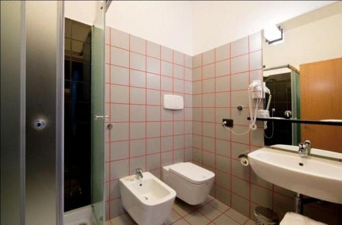 ein Bad mit einem WC und einem Waschbecken in der Unterkunft Eden Hotel in San Salvo