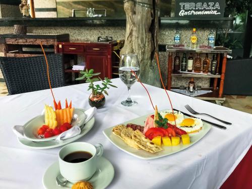 einen Tisch mit 2 Tellern Essen und einer Tasse Kaffee in der Unterkunft Waldorf Hotel in Caracas