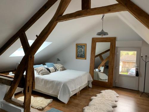 ein Schlafzimmer mit einem Bett und einem großen Fenster in der Unterkunft Ferme rénovée 300M2 La Casa JEB : Charme, Calme et Nature in Moncheaux