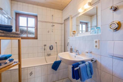 Kylpyhuone majoituspaikassa Ferienwohnung Lechner