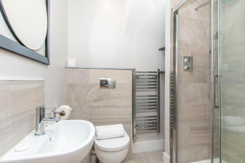 uma casa de banho com um WC, um lavatório e um chuveiro em Coldharbour Suites em Bristol
