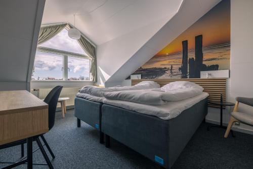 Cette chambre comprend 2 lits et une fenêtre. dans l'établissement Danhostel Ribe, à Ribe