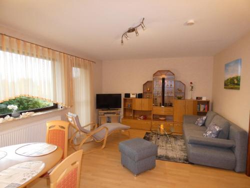 sala de estar con sofá y mesa en Ferienwohnung Neumann, en Gersfeld