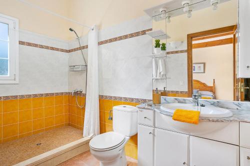 La salle de bains est pourvue de toilettes, d'un lavabo et d'une douche. dans l'établissement Villa Llevant, à Cala en Blanes