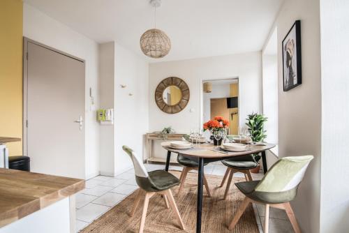 une salle à manger avec une table et des chaises dans l'établissement Centre ville - L'Aventurier - Parking, à Drulingen