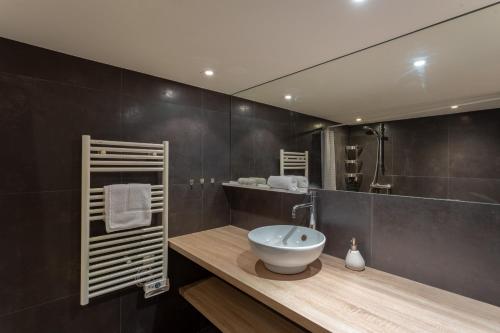 baño con lavabo y espejo grande en DIFY Drevet - Bellecour, en Lyon