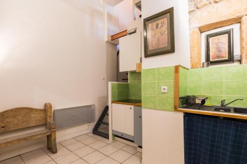 - une cuisine avec des carreaux verts et blancs et un évier dans l'établissement DIFY Saone - Vieux Lyon, à Lyon