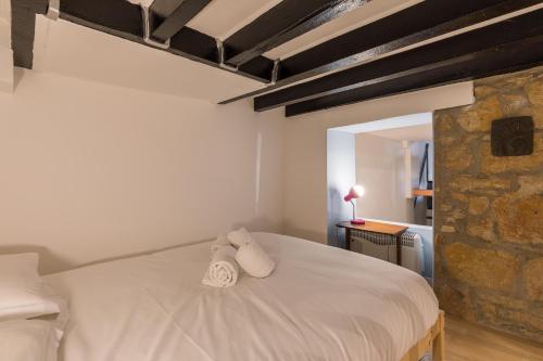 une chambre avec un lit blanc avec des serviettes dessus dans l'établissement DIFY Saone - Vieux Lyon, à Lyon