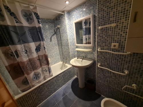 a bathroom with a sink and a toilet and a shower at Apartamento Aqua in La Pineda
