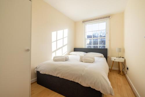 Un pat sau paturi într-o cameră la Charmstay King's Cross