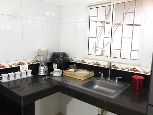 encimera de cocina con fregadero y ventana en Apartamento Cómodo, en Ríohacha