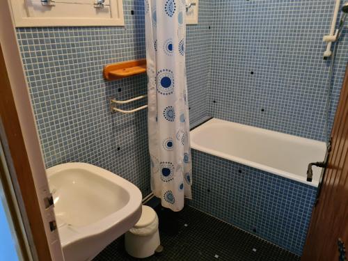 カン・プラージュにあるVilla Etchenのバスルーム(トイレ、バスタブ、シンク付)