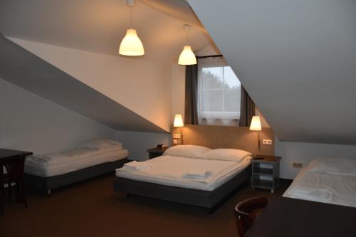 Ένα ή περισσότερα κρεβάτια σε δωμάτιο στο SZACHULEC HOTEL i RESTAURACJA