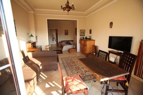Televízia a/alebo spoločenská miestnosť v ubytovaní Panoramic Hideaway in Central Buda
