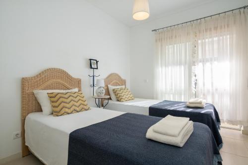 Säng eller sängar i ett rum på Great 2 Bedroom apartment in Santa Luzia Tavira