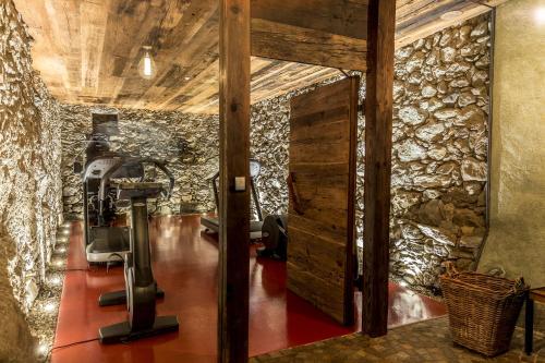 Habitación con pared de piedra y máquina de coser en Huber unterm Baum, en Lagundo