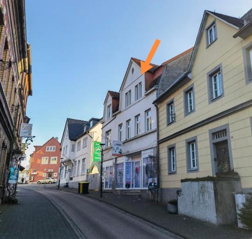 an empty street in a town with buildings at Geschmackvolle Wohnung im Herzen von Sinzig in Sinzig