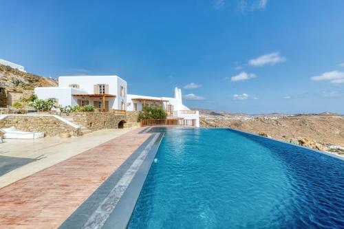 A piscina localizada em Amazing Deep Blue Villa Mykonos ou nos arredores