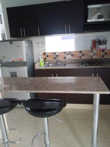 a kitchen with a granite counter top and a sink at Apartasol Santa Fe Oficial in Santa Fe de Antioquia
