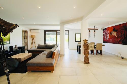 uma sala de estar com um sofá e uma mesa em Beautiful Algarve Pool Villa Bali 15min to beach em Mexilhoeira Grande