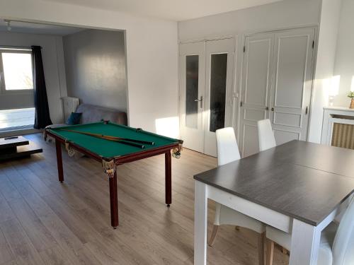 Billardbord på Appartement 65m2 Calais Nord à proximité de la Plage