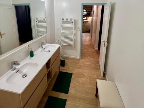 une salle de bain avec deux lavabos et un miroir dans l'établissement Maison de caractère dans la bastide foyenne, à Sainte-Foy-la-Grande