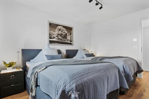 una camera con due letti con trapunte blu di SEEmomente a Olpenitz