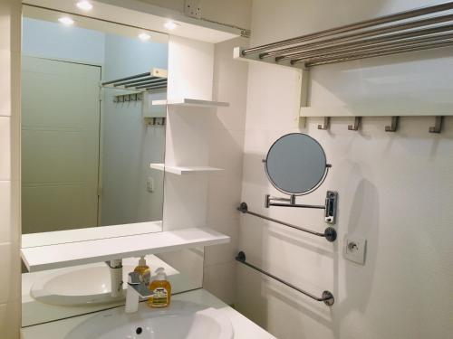 une salle de bain avec un lavabo et un miroir dans l'établissement Magnifique T3 en plein coeur de Lorient, dernier étage avec balcon terrasse, à Lorient