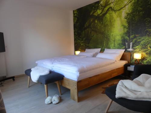 um quarto com uma cama e um quadro na parede em Appartement Buchstein 