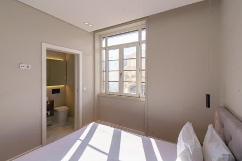 a bedroom with a bed and a window at N Apartments - Bolhão in Porto