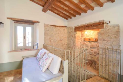 a room with a bench and a stone wall at La casina del vicolo in Collelungo