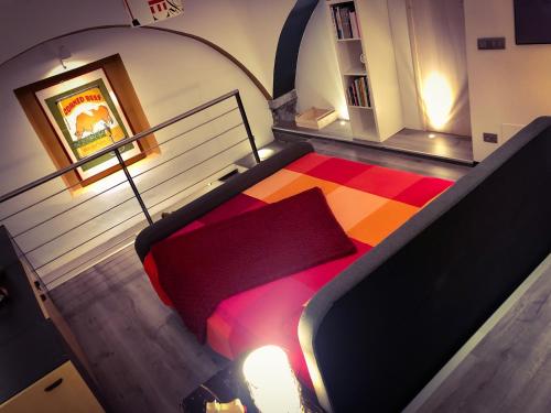 Cette chambre comprend un lit avec un tapis coloré. dans l'établissement Loft Balan, à Aoste