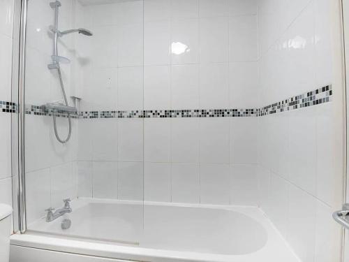uma casa de banho com um chuveiro, uma banheira e um lavatório. em Taverner - Self catering holiday home close to Poole Quay em Poole