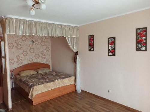 a bedroom with a bed and a window in it at Cozy apartments in the city center Kharkovskaya street in Sumy