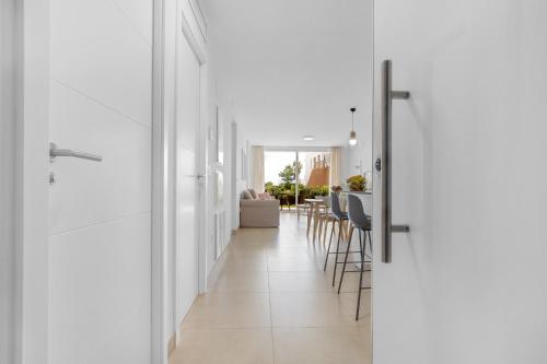 un pasillo con una puerta que conduce a una sala de estar en Luxury Apartment Leticia, en La Cala de Mijas