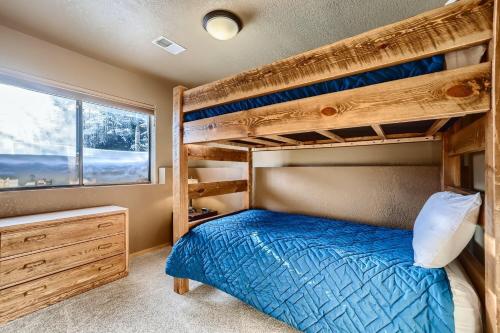 フリスコにあるMountainside 753 Homeの二段ベッド2台と窓のある寝室