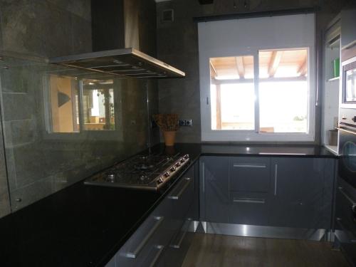 a kitchen with a stove and a window at Apartamento Caballito de Mar con PARKING in L'Estartit