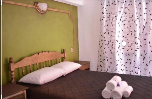 un dormitorio con una cama con dos animales de peluche en D'maro hotel, en Playa del Carmen