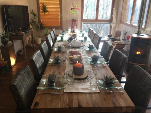 - une longue table avec un gâteau dans l'établissement Montagn'Arcs, à Bourg-Saint-Maurice
