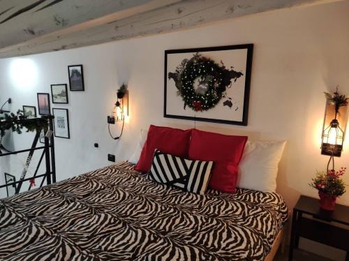 ein Schlafzimmer mit einem Bett mit einem Kranz an der Wand in der Unterkunft Loft Mercede al Capo in Palermo