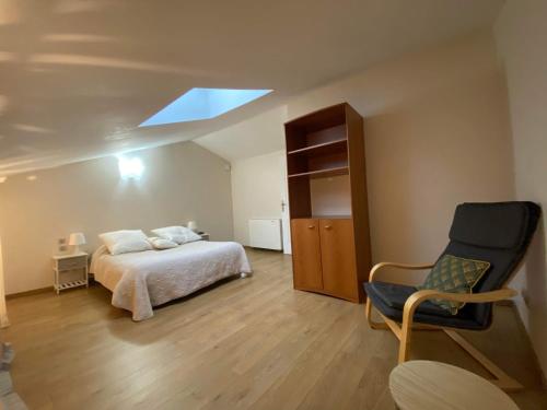 Cottage de charme classé 3 Etoiles - 8 min CNPE Civaux tesisinde bir odada yatak veya yataklar