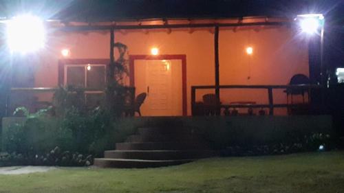 una casa con un gatto seduto sulle scale di notte di Casa con Gran Patio a Villa Parque Síquiman